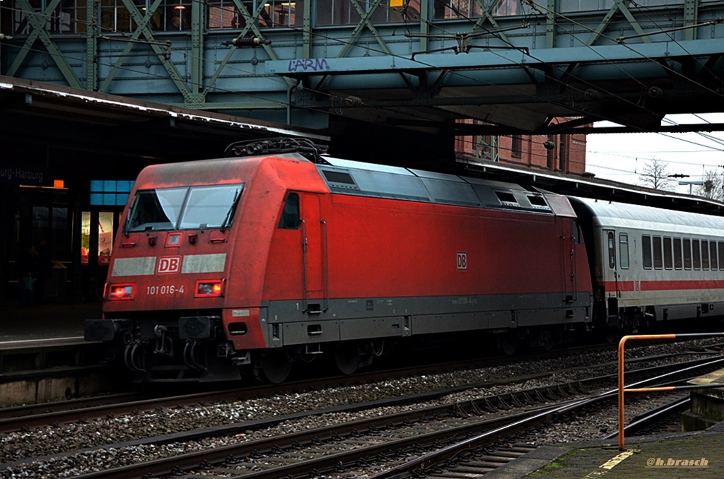 101 016-4 schob einen IC vom bf hh-harburg nach stuttgard,05.12.14