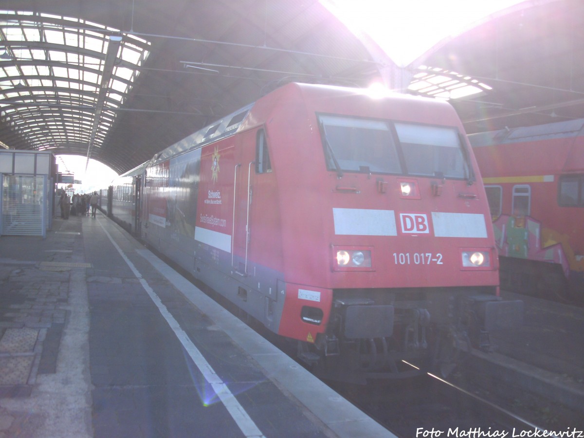 101 017-2 mit neuer Werbung im Bahnhof Halle (Saale) Hbf am 1.11.14