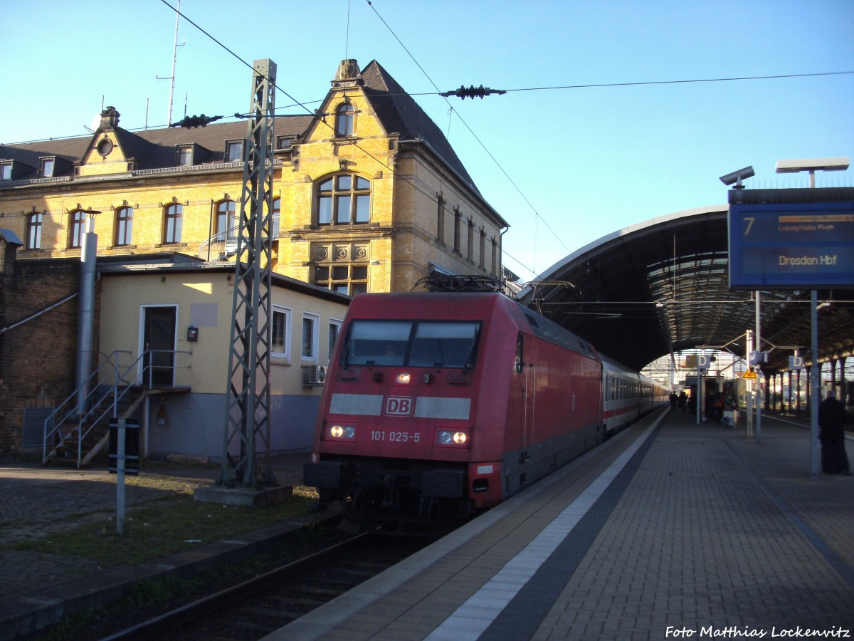 101 025-5 mit einem InterCity mit ziel Dresden Hbf im Bahnhof Halle (Saale) Hbf am 1.11.14