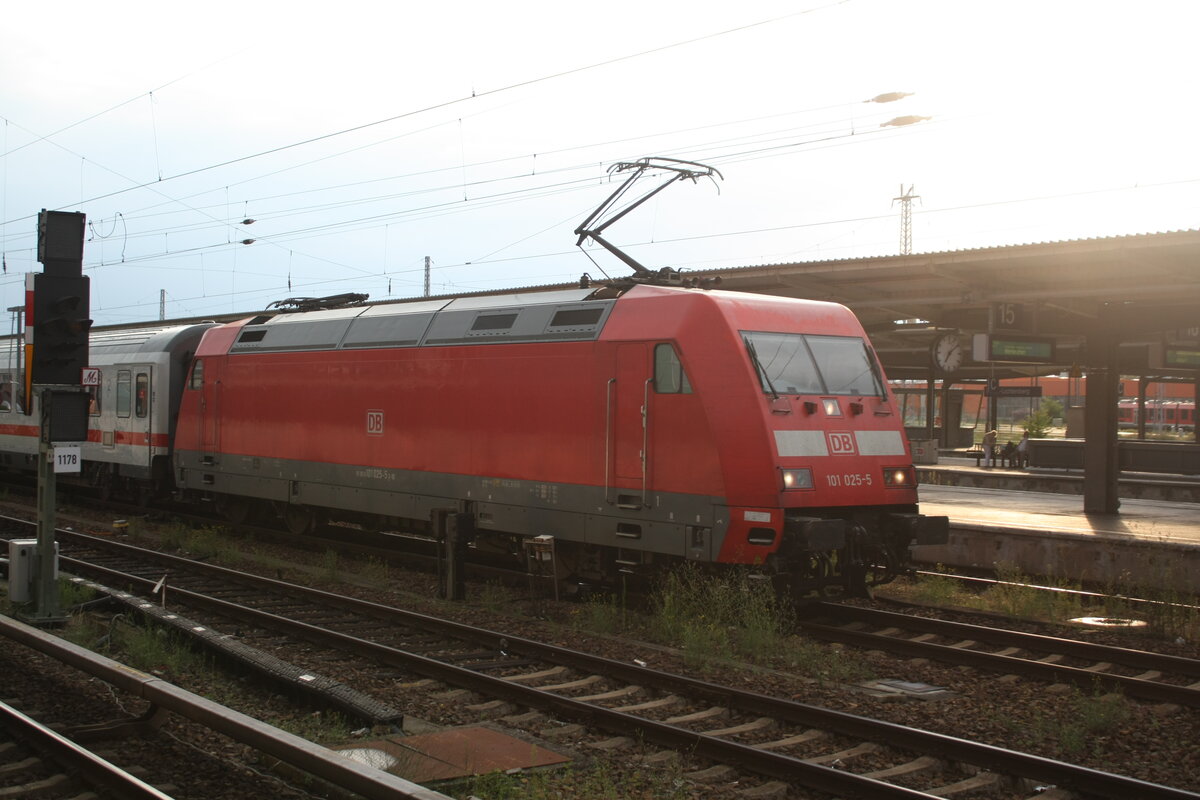 101 025 im Bahnhof Berlin Lichtenberg am 5.8.21