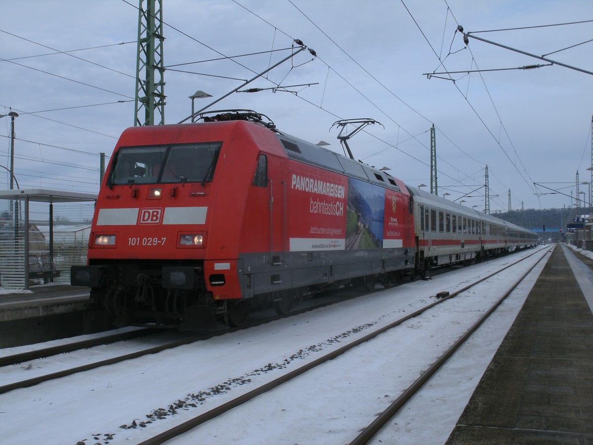 101 029-7 mit Schweizer Werbung vor dem IC 2377 Binz-Frankfurt Main Hbf,am 01.Februar 2014,beim Halt in Bergen/Rügen.