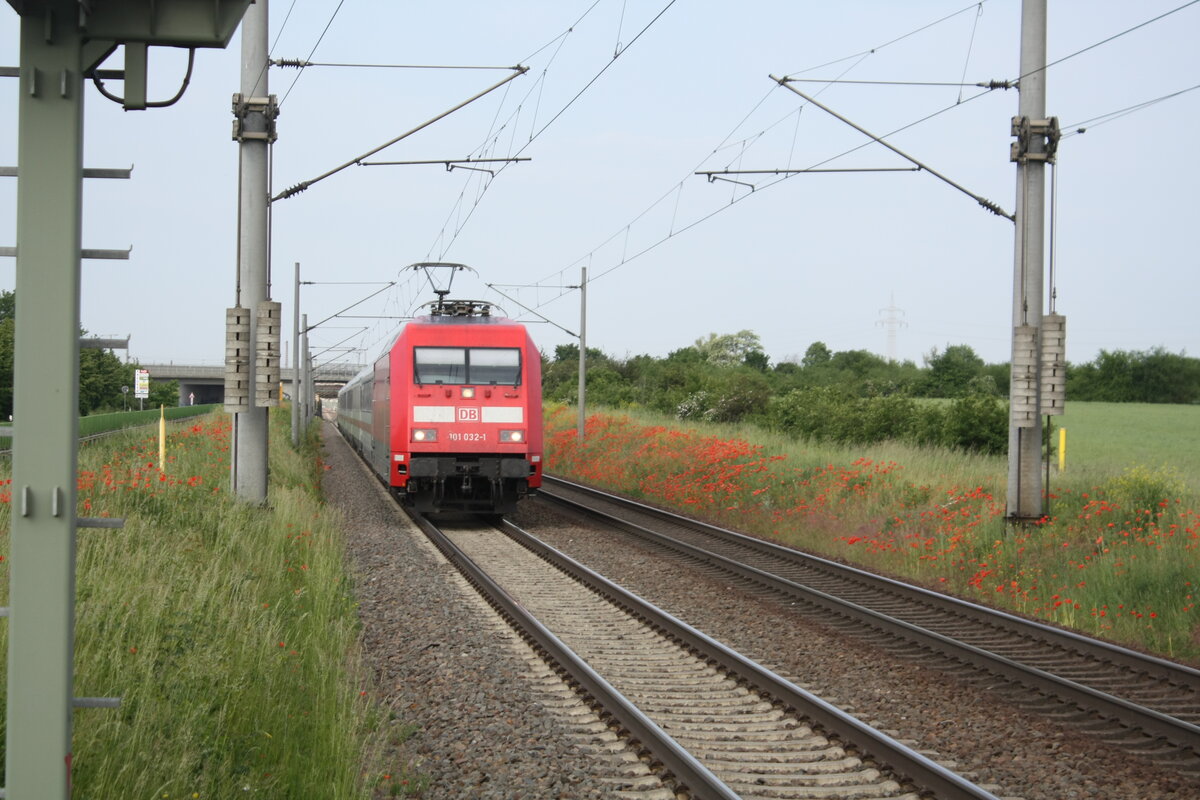 101 032 mit einem InterCity bei der Durchfahrt in Zberitz am 9.6.21