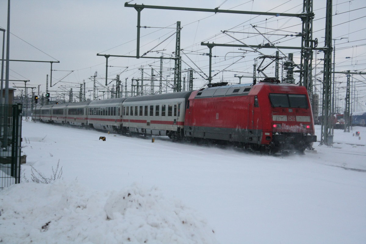 101 035 verlsst den Bahnhof Halle/Saale Hbf in Richtung Magdeburg Hbf am 10.2.21