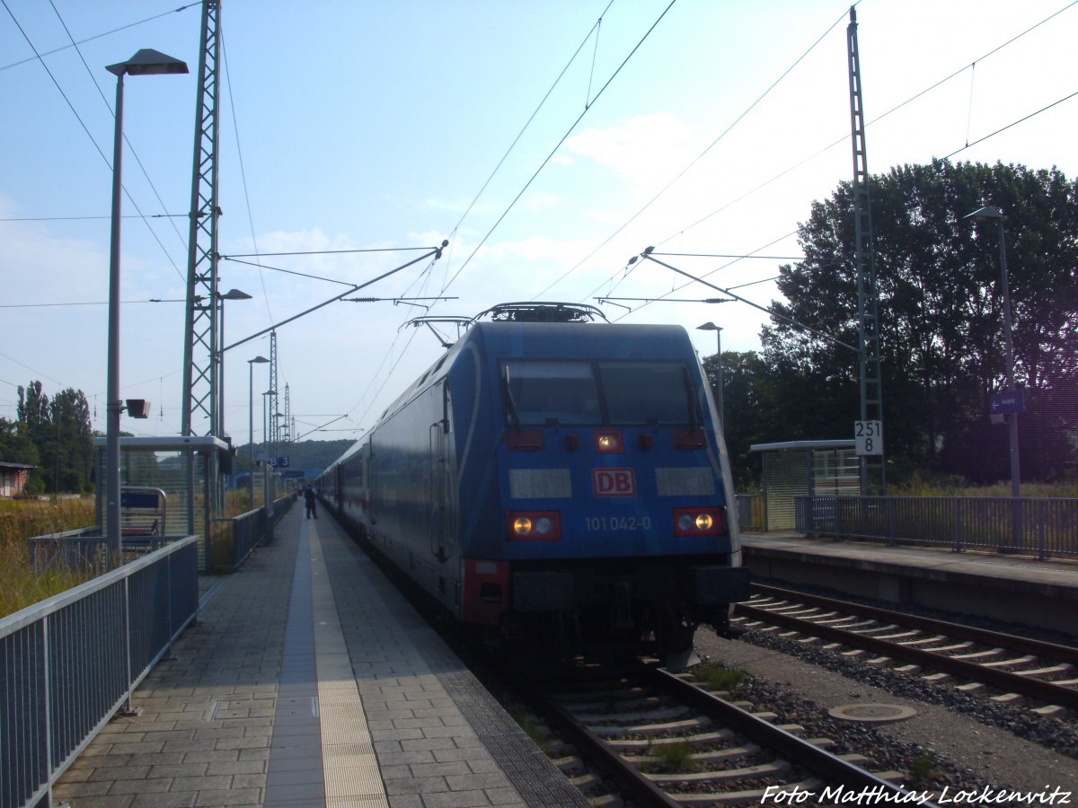 101 042-0 mit dem IC 2355 im Bahnhof Bergen auf Rgen am 26.7.14