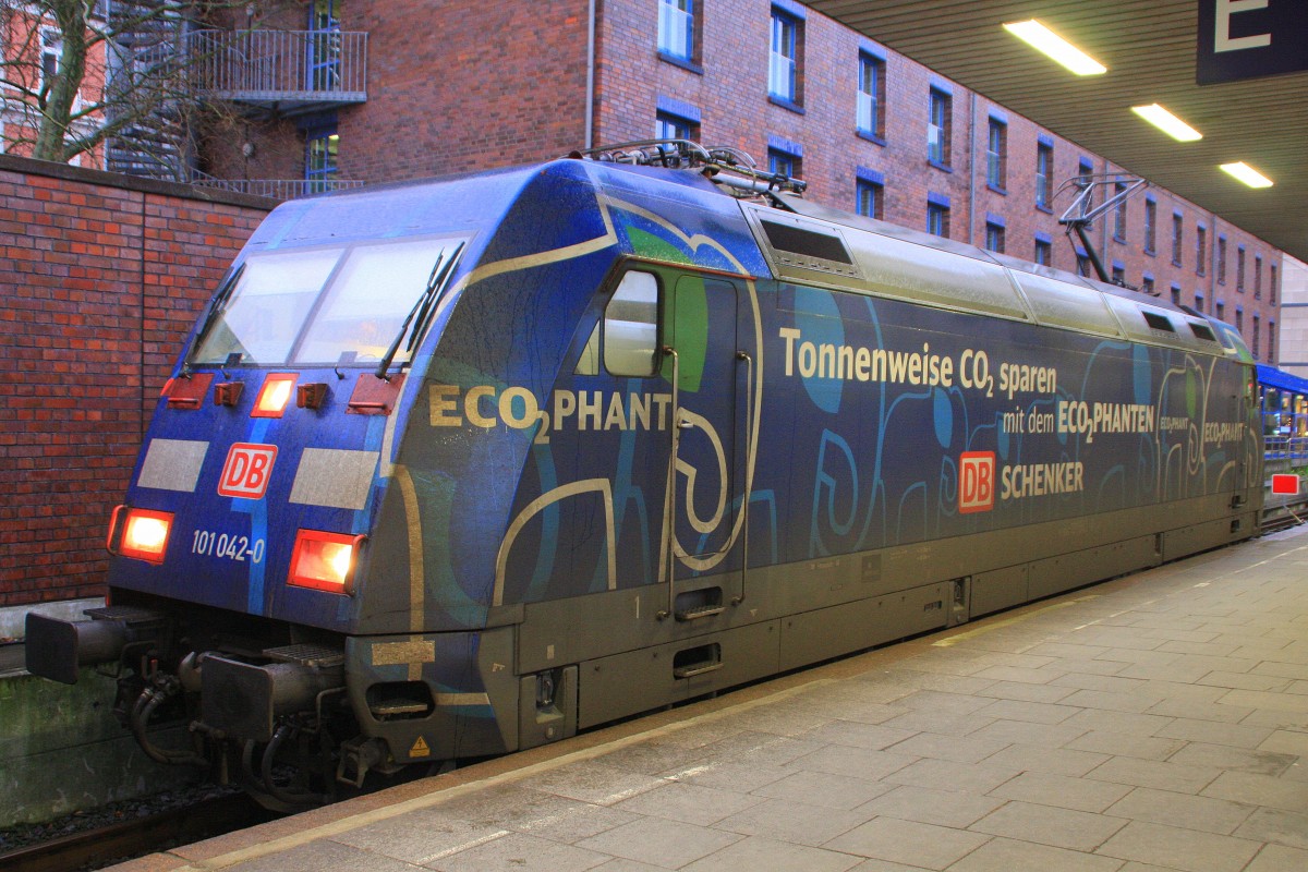 101 042  Ecophant  am 25.12.2014 nachdem Sie den EC 176 
aus Dresden nach Hamburg-Altona gebracht hatte.