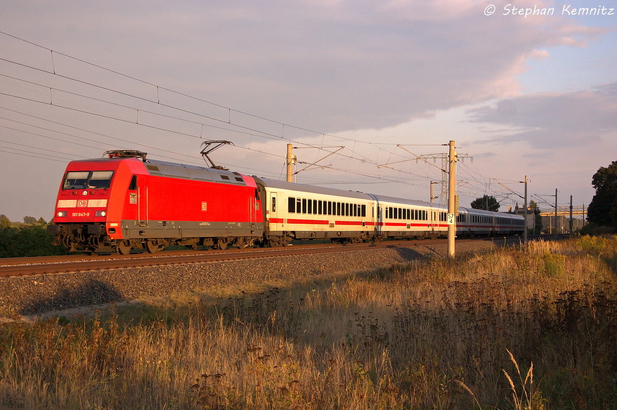 101 047-9 mit dem IC 2906 fr ICE 706 von Berlin Sdkreuz nach Hamburg-Altona in Vietznitz. 13.09.2013