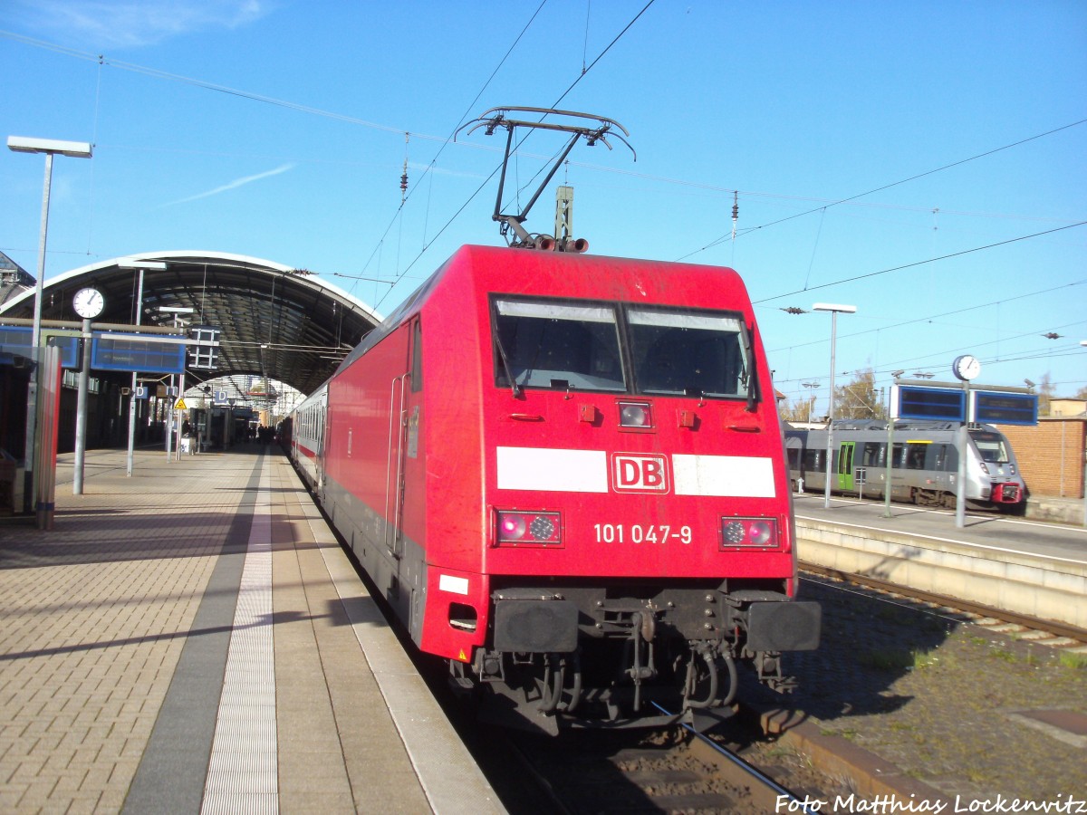 101 047-9 mit LED Lampen mit einem InterCity im Bahnhof Halle (Saale) Hbf am 1.11.14