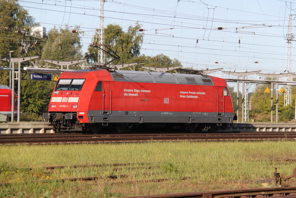 101 051-1 beim Rangieren am Morgen des 24.09.2016 im Rostocker Hbf.