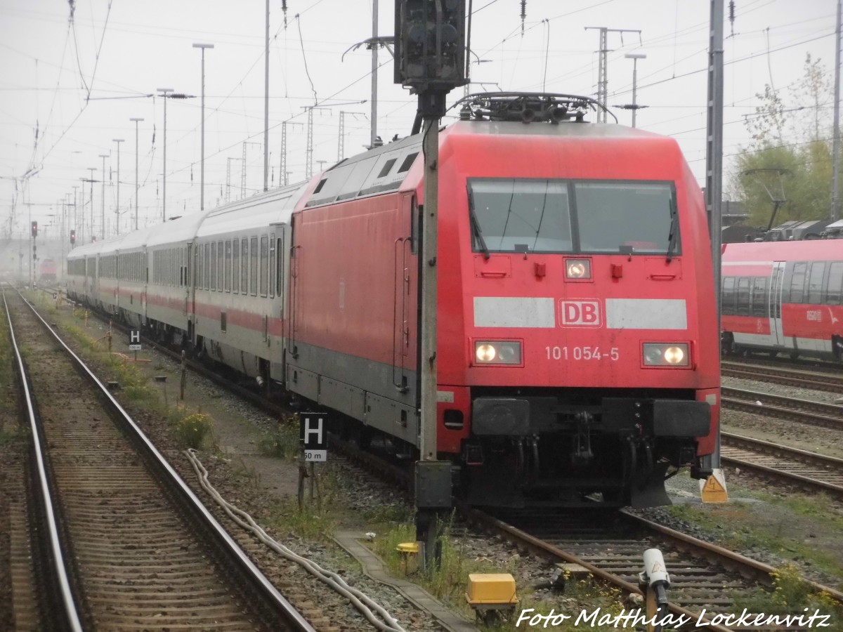 101 054-5 im Bahnhof Stralsund Hbf am 2.11.15