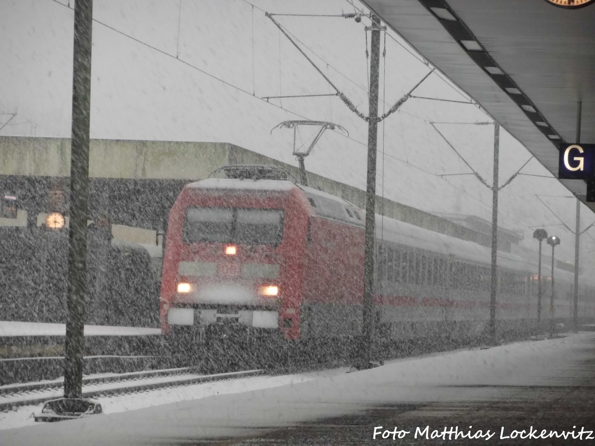 101 057 mit einem InterCity im Bahnhof Hannover Hbf am 16.1.16