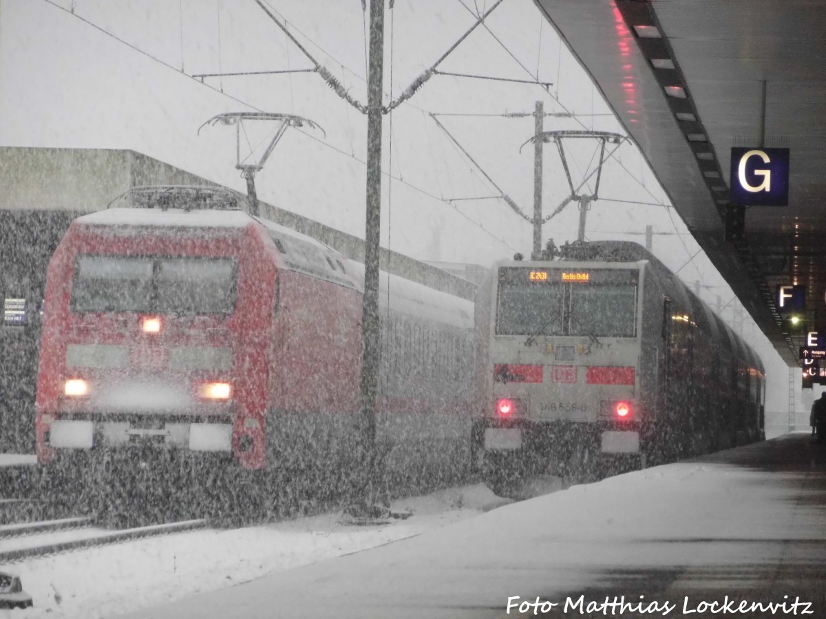 101 057 mit einem InterCity und 146 559 mit dem IC2431 mit ziel Berlin Ostbahnhof im Bahnhof Hannover Hbf am 16.1.16