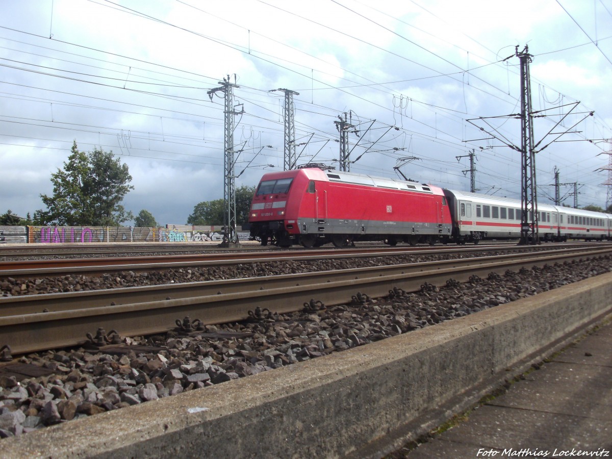 101 058-6 mit einem InterCity (IC) kurz hinter Hamburg Harburg am 31.8.13