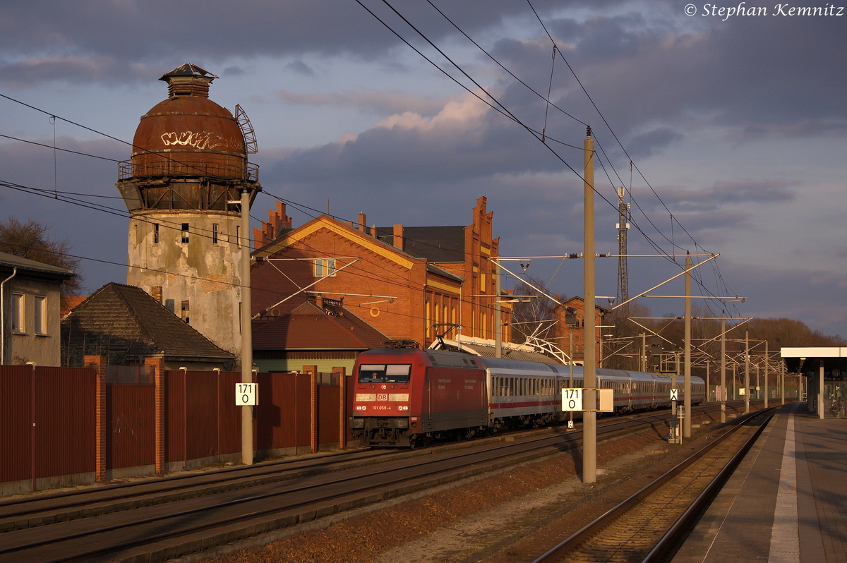 101 059-4 mit dem IC 1923 von Berlin Südkreuz nach Köln Hbf in Rathenow. 20.02.2014