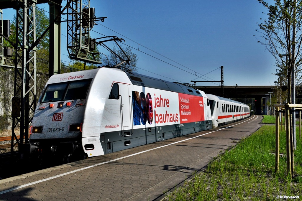 101 063-6 bei der einfahrt mit einen IC nach hh-harburg,25.04.19