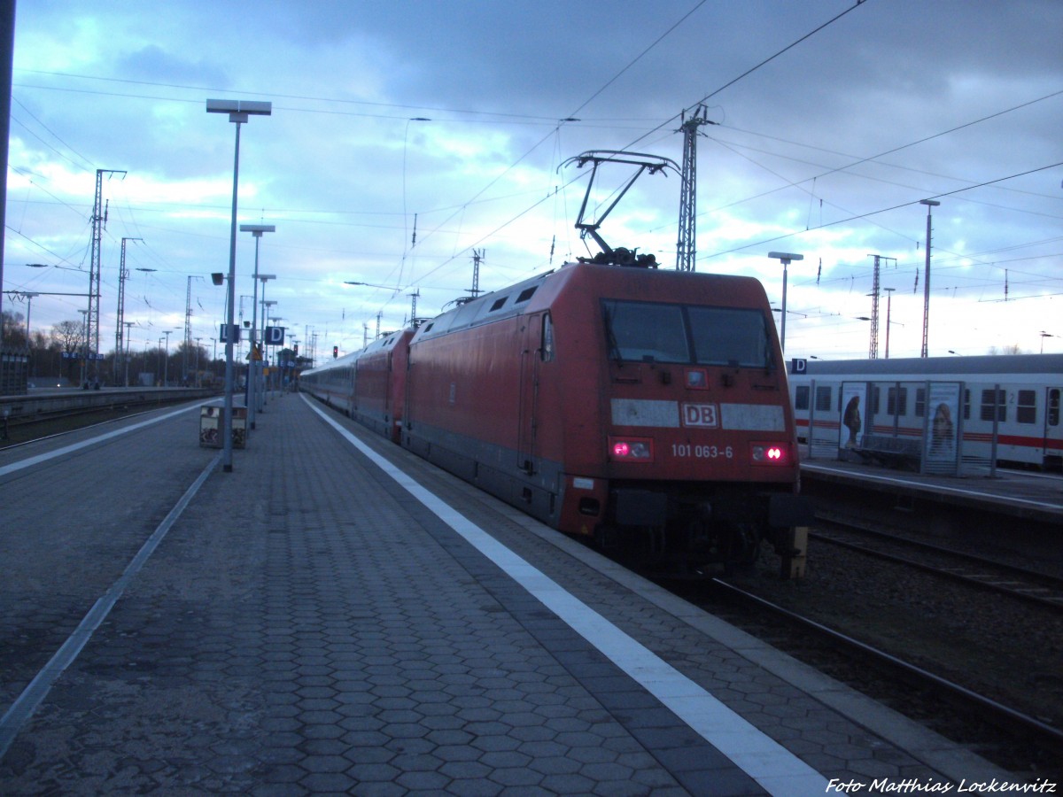 101 063-6 beim Verlassen des Bahnhofs Stralsund hbf am 16.2.14