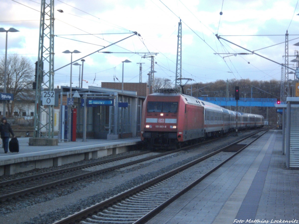 101 063-6 mit einem InterCity (IC) mit ziel Frankfurt (M) Flughafen bei der Einfahrt in Bergen auf Rügen am 7.12.13