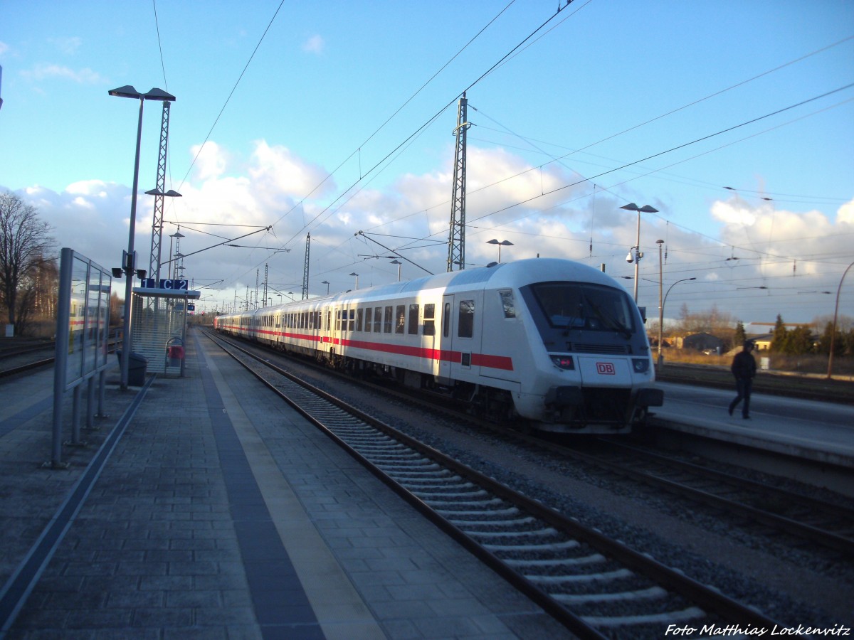 101 063-6 mit einem InterCity (IC) mit ziel Frankfurt (M) Flughafen bei der Ausfahrt aus Bergen auf Rügen am 7.12.13