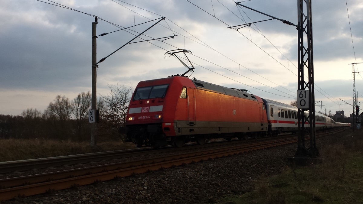 101 063-6 mit IC 2216(Stuttgart-Stralsund)bei der Ausfahrt im Bahnhof Bad Kleinen.27.02.2016