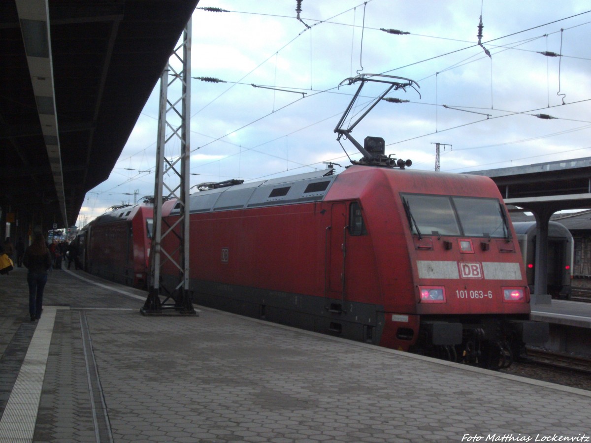 101 063 und eine Weitere 101er am InterCity im Bahnhof Stralsund Hbf am 16.2.14