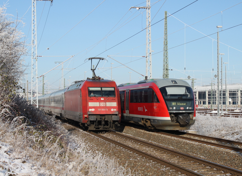 101 064-4+ 101 109-7(hinten)mit IC 2213 von Ostseebad Binz nach Stuttgart Hbf bei der Ausfahrt im Rostocker Hbf.neben an stand 642 052 als RB11 Richtung Wismar.22.01.2016