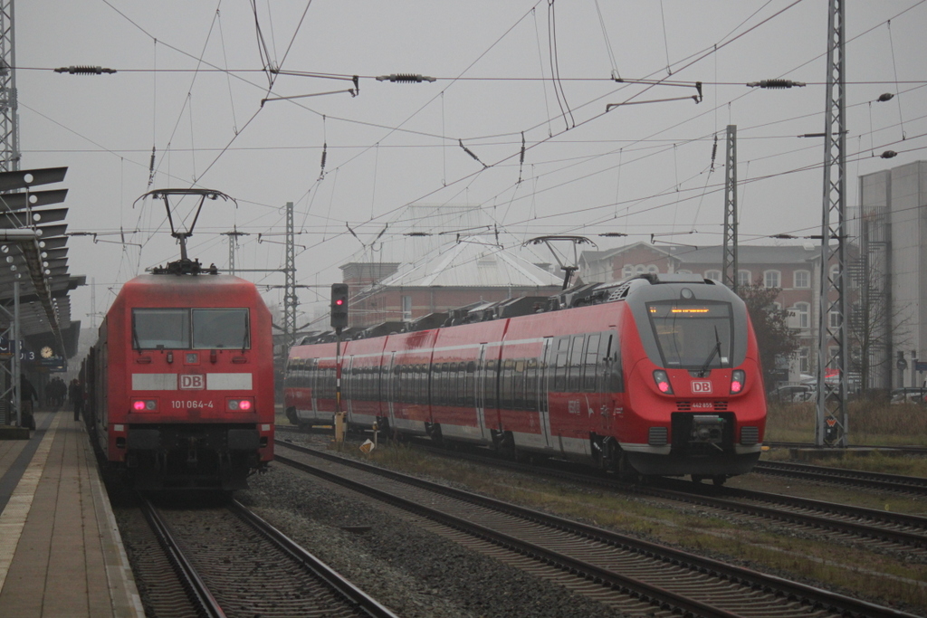 101 064-4 mit IC 2212 von Koblenz Hbf nach Ostseebad Binz im Rostocker Hbf neben an fuhr 442 855 vorbei.05.12.2014