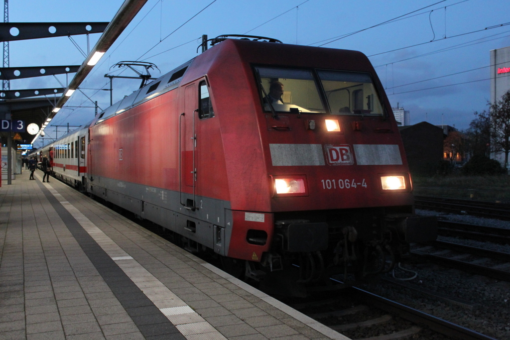 101 064-4 mit IC2379(Stralsund-Frankfurt(Main)Hbf kurz vor der Ausfahrt im Rostocker Hbf.18.11.2016