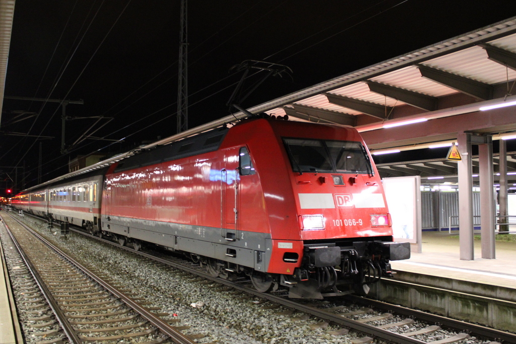 101 066-9 mit IC 1273(Rostock-Dresden)stand am Morgen gegen 05:27 Uhr im Rostocker Hbf.11.01.2020