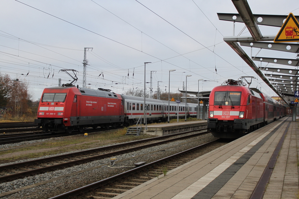 101 066-9 mit IC 2301(Rostock-Mnchen)bei der Bereitstellung im Rostocker Hbf.26.11.2016