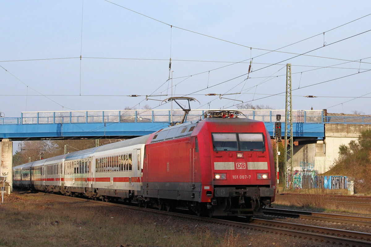 101 067-7 kommt aus Hamburg angerauscht. 
Tostedt, 25.03.2022