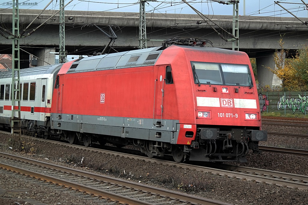 101 071-9 ist am 21.10.13 mit einen IC vom bhf harburg abgefahren