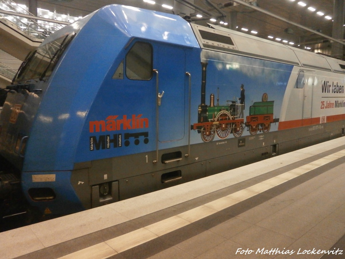 101 071 mit der Mrklin Werbung im Berliner Hbf am 28.5.15