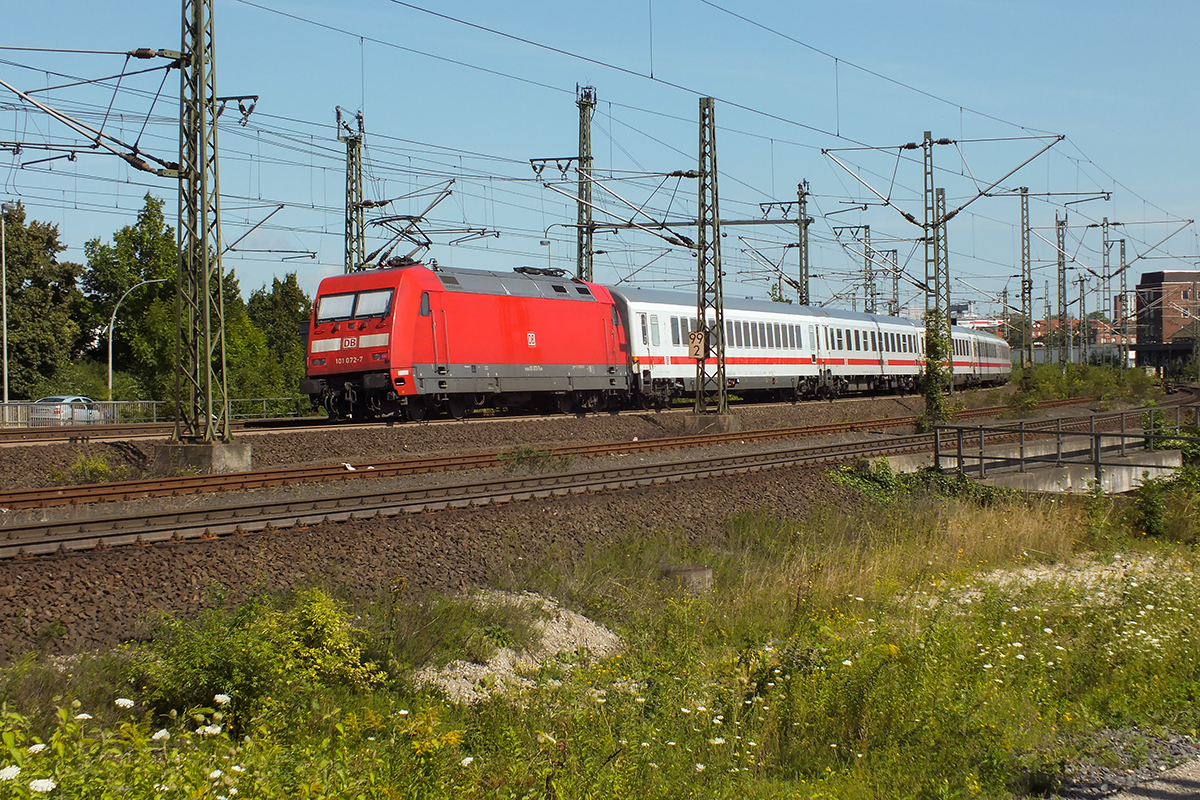 101 072 schiebt hier am 13.08.14 einen InterCity nach Hamburg aus dem Bahnhof Göttingen hinaus.