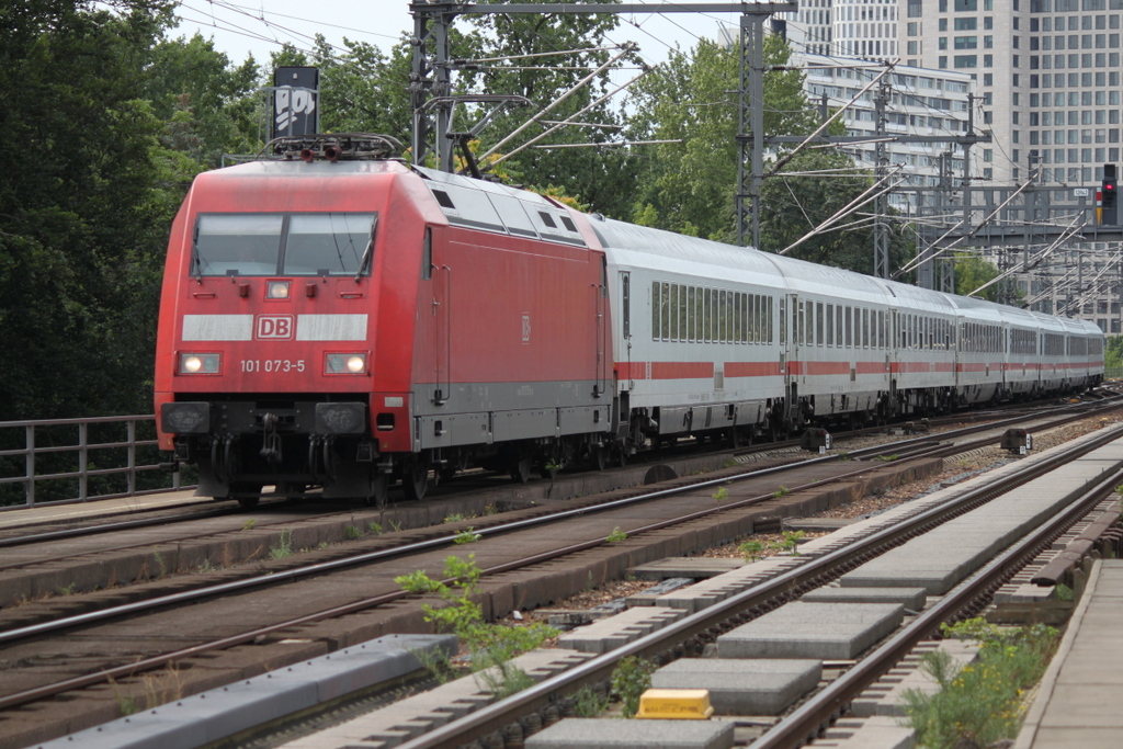 101 073-5 mit IC 1916 von Köln Hbf nach Berlin-Ostbahnhof bei der Durchfahrt an der S-Bahnstation Tiergarten.05.08.2019