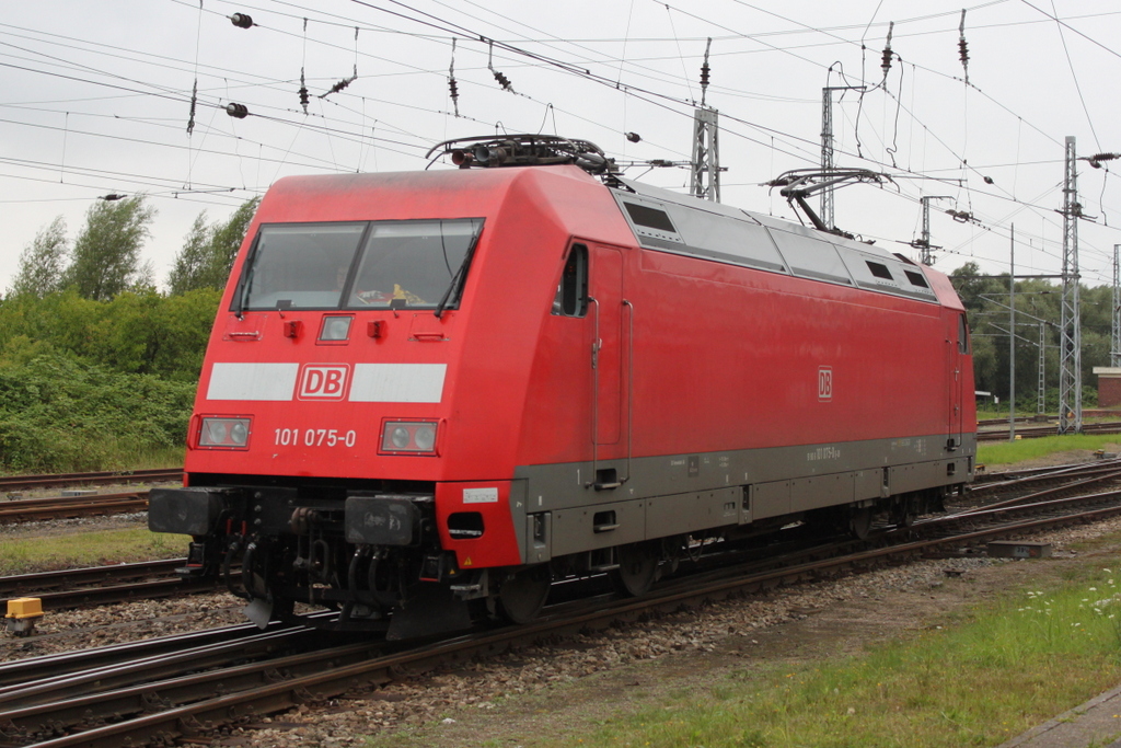 101 075-0 beim Rangieren am Abend des 12.08.2017 im Rostocker Hbf.