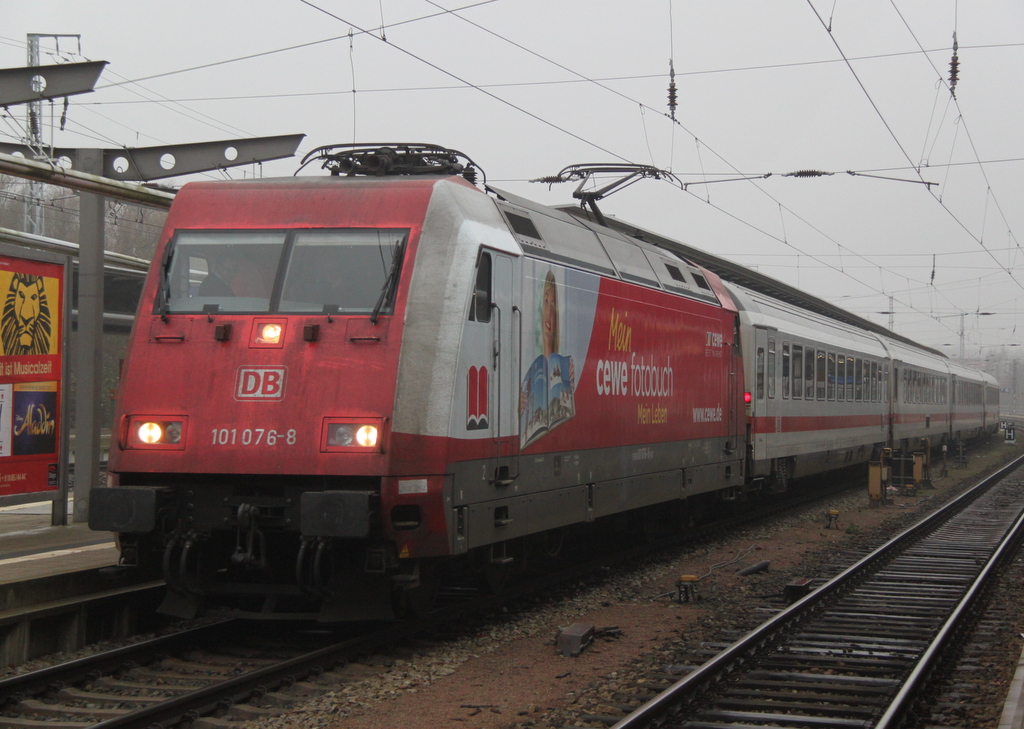 101 076-8 mit IC 2239 von Rostock Hbf nach Leipzig Hbf kurz vor der Ausfahrt im Rostocker Hbf.05.12.2014