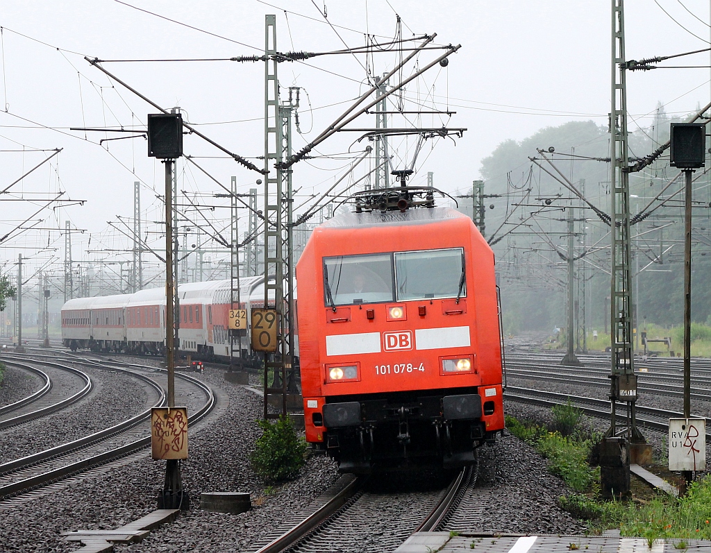 101 078-4 mit dem CNL 478(München Ost - HH-Altona)bei der Einfahrt in den Bhf HH-Harburg. 29.06.2013