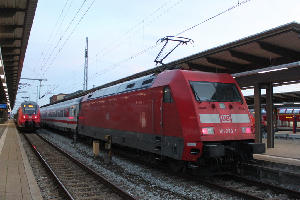 101 078-4 mit IC 2216(Stuttgart-Stralsund)kurz vor der Ausfahrt im Rostocker Hbf.19.10.2019