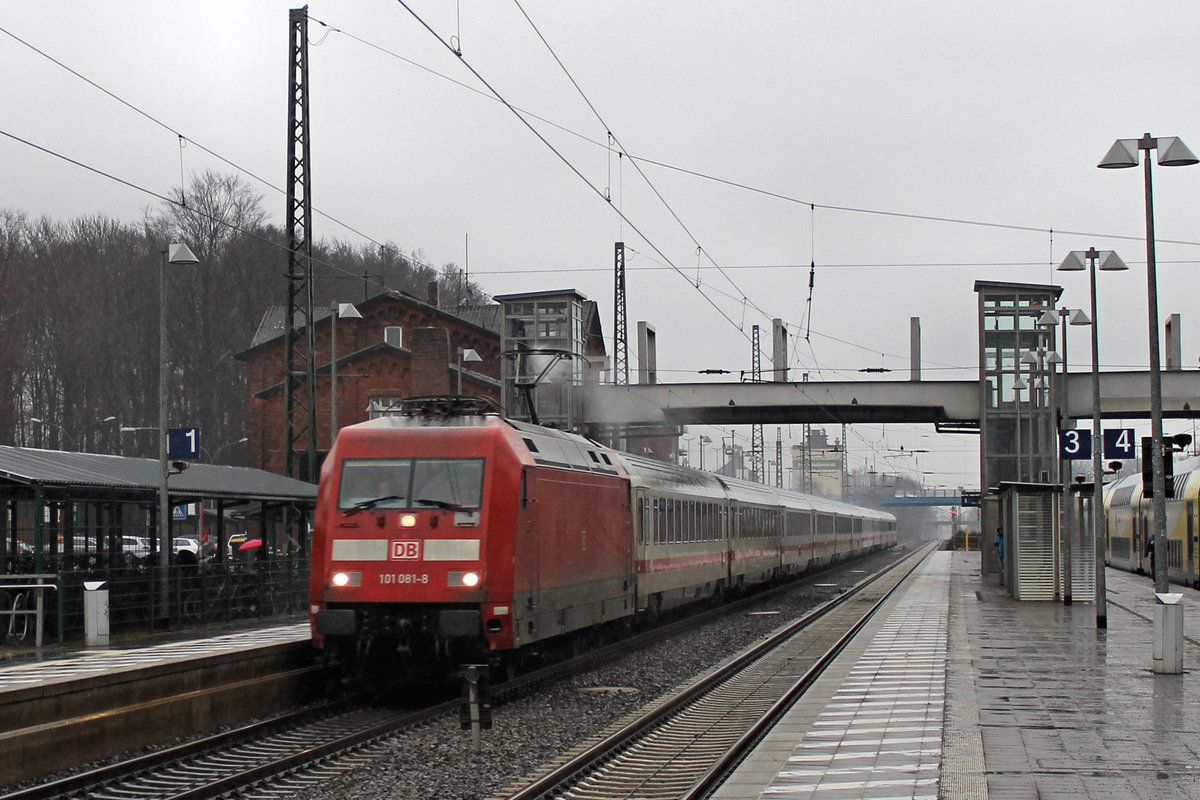 101 081-8 kommt aus Hamburg angerauscht. Tostedt, den 28.03.2018