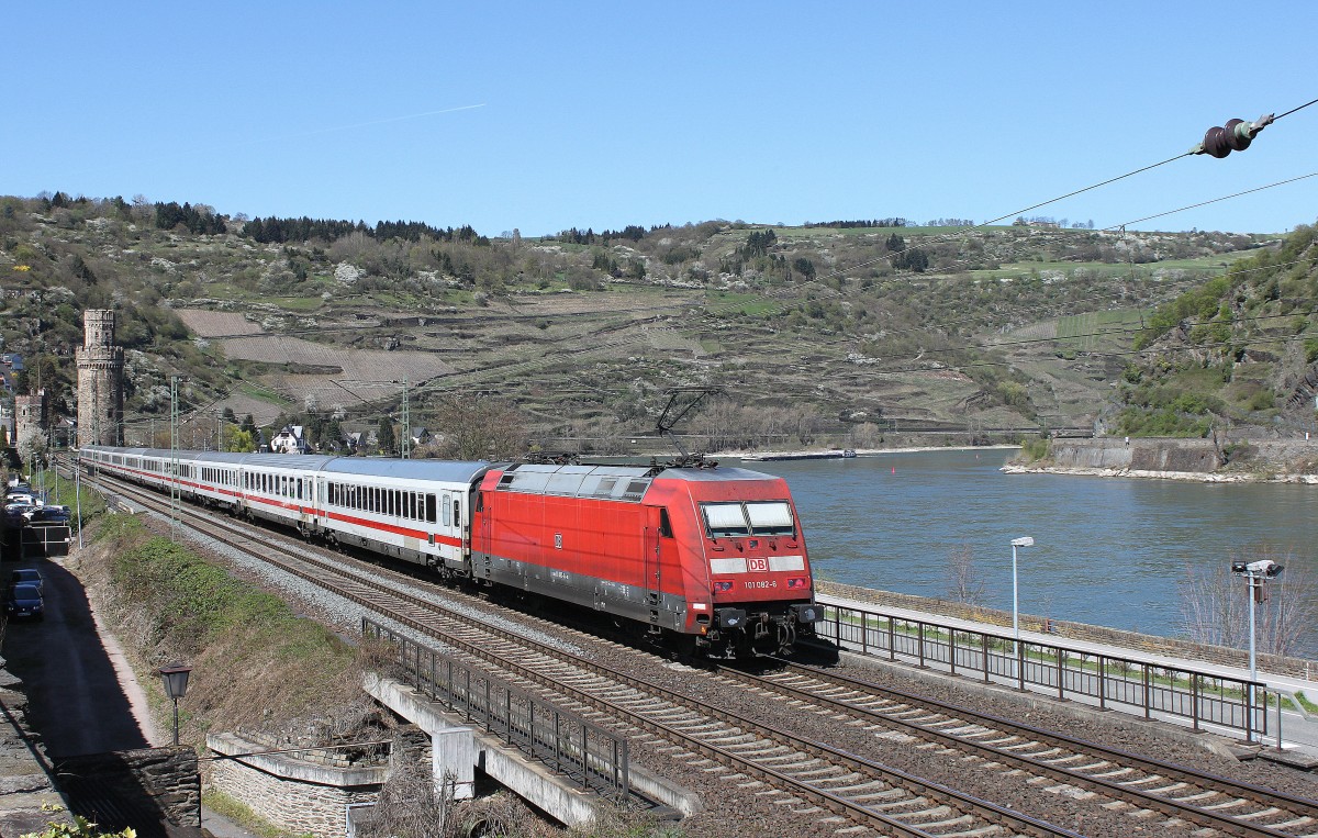 101 082 mit IC nach Hamburg-Altona in Oberwesel am 15.04.2015