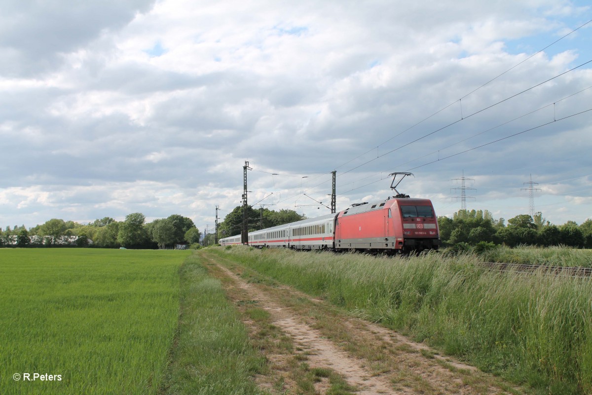 101 083-4 schiebt einen IC bei der Stromkreistrennstelle Bischofsheim. 19.05.15