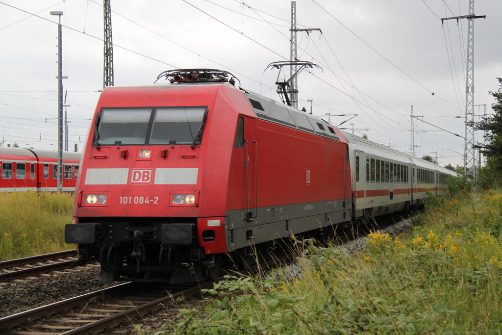 101 084-2 mit IC 2212(Koblenz-Binz)bei der Einfahrt im Rostocker Hbf.12.08.2016