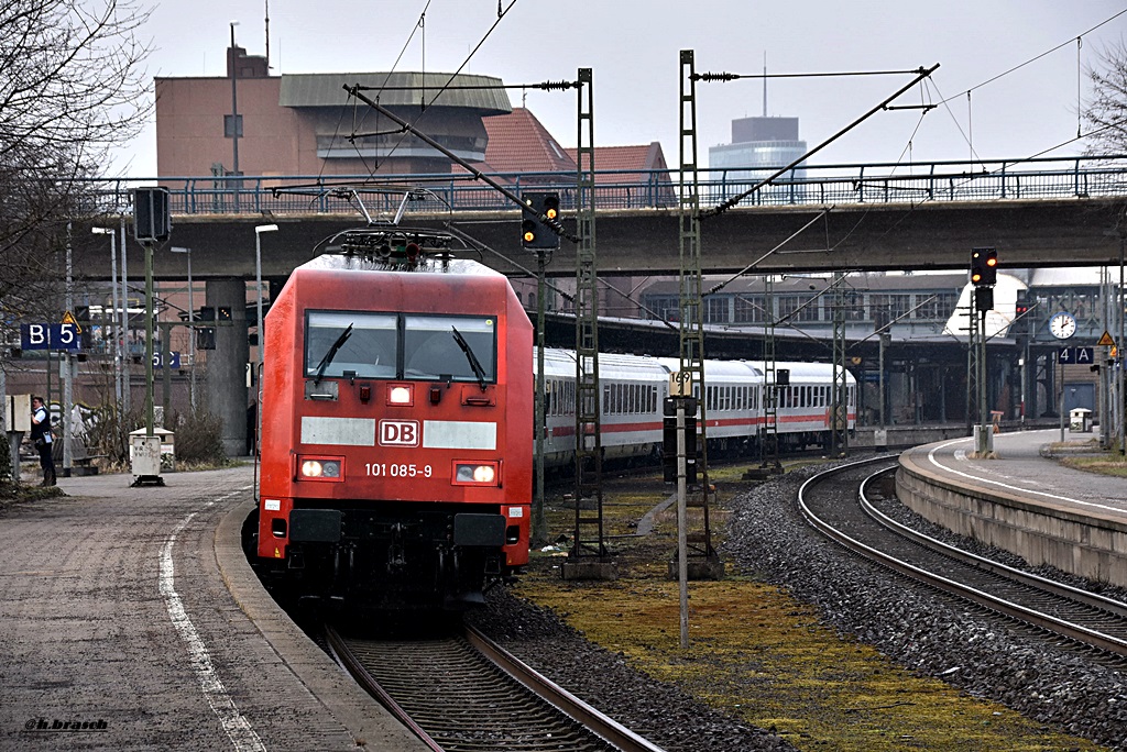 101 085-9 stand mit einen IC,im bf hh-harburg,26.02.16