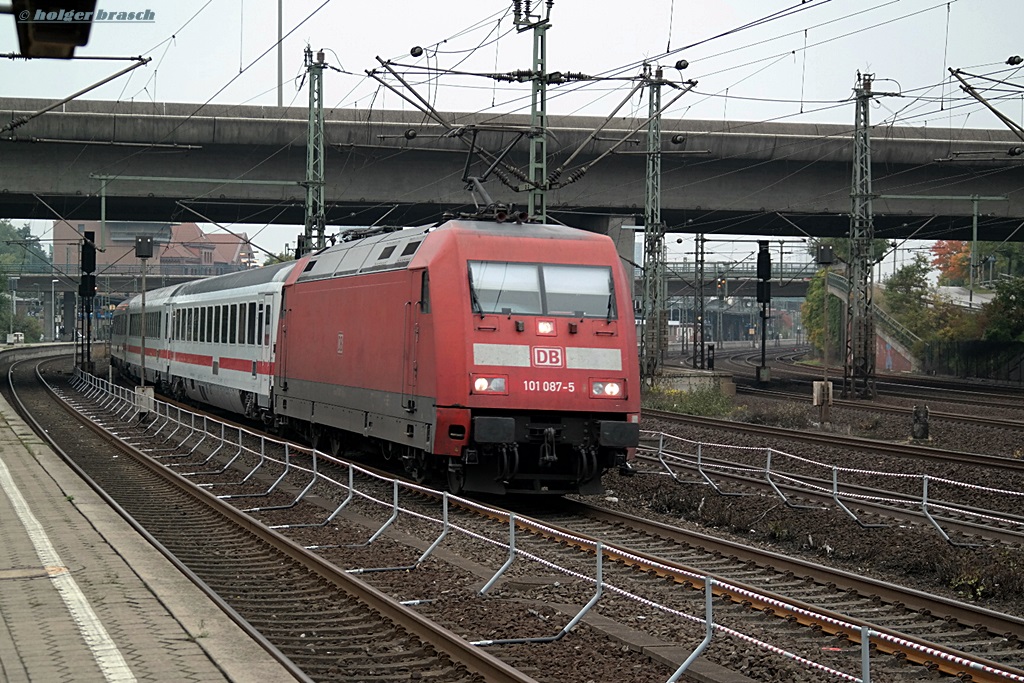 101 087-5 ist am 11.10.13 mit einen IC vom bhf harburg abgefahren