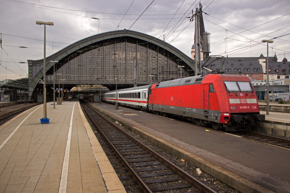 101 087 erreicht am Morgen des 30.07.15 mit einem InterCity Köln.