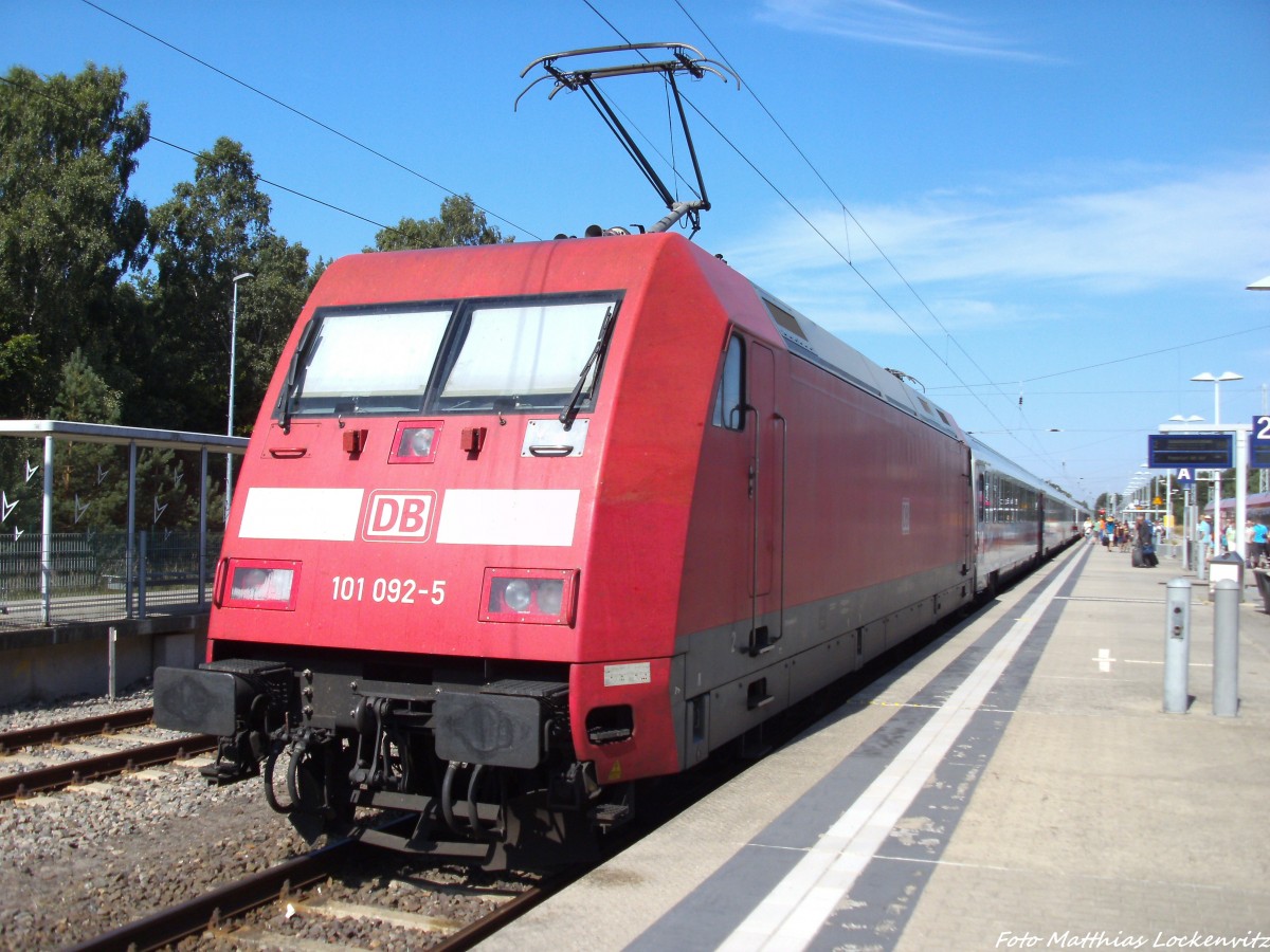 101 092-5 mit dem InterCity (IC) im Bahnhof Ostseebad Binz am 27.8.13