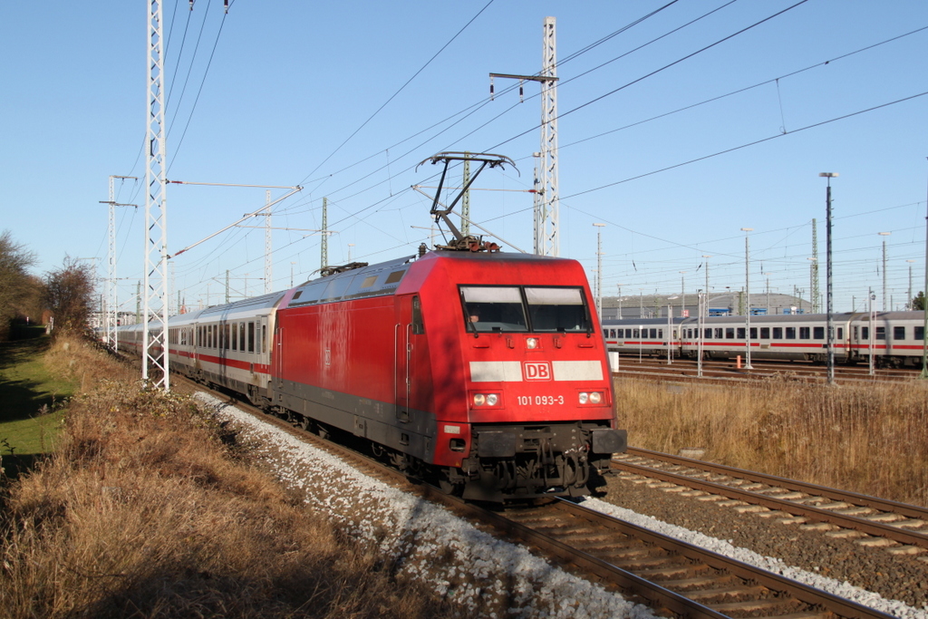 101 093-3 mit IC 2213(Binz-Stuttgart)bei der Aufahrt im Rostocker Hbf.27.11.2016