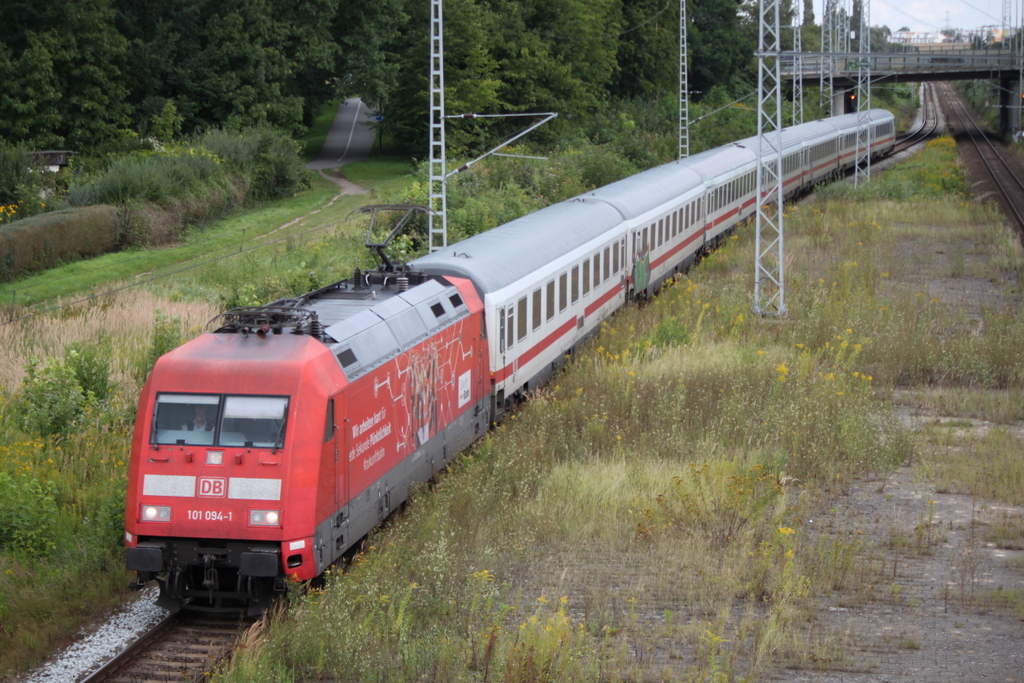 101 094 Zukunft Bahn  mit IC 2377 von Ostseebad Binz nach Karlsruhe Hbf bei der Durchfahrt im Haltepunkt Rostock-Kassebohm.25.08.2017