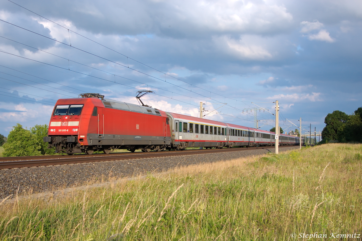 101 095-8 mit dem EC 172  Vindobona  von Villach Hbf nach Hamburg-Altona in Vietznitz. 17.06.2014