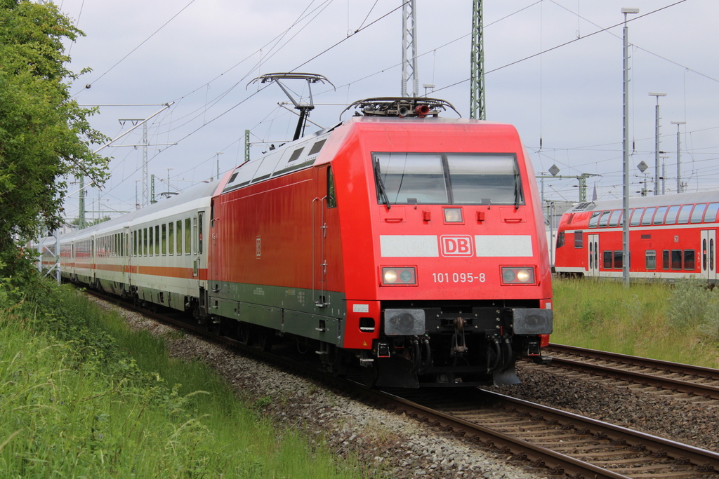 101 095-8 mit IC 2239(Rostock-Leipzig)bei der Ausfahrt im Rostocker Hbf.20.05.2022