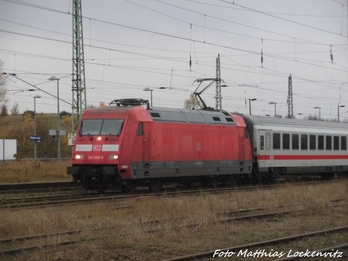 101 096 fuhr mit dem Intercity auf Gleis 5 in Bergen auf Rgen nahc Ostseebad binz durch am 7.11.15